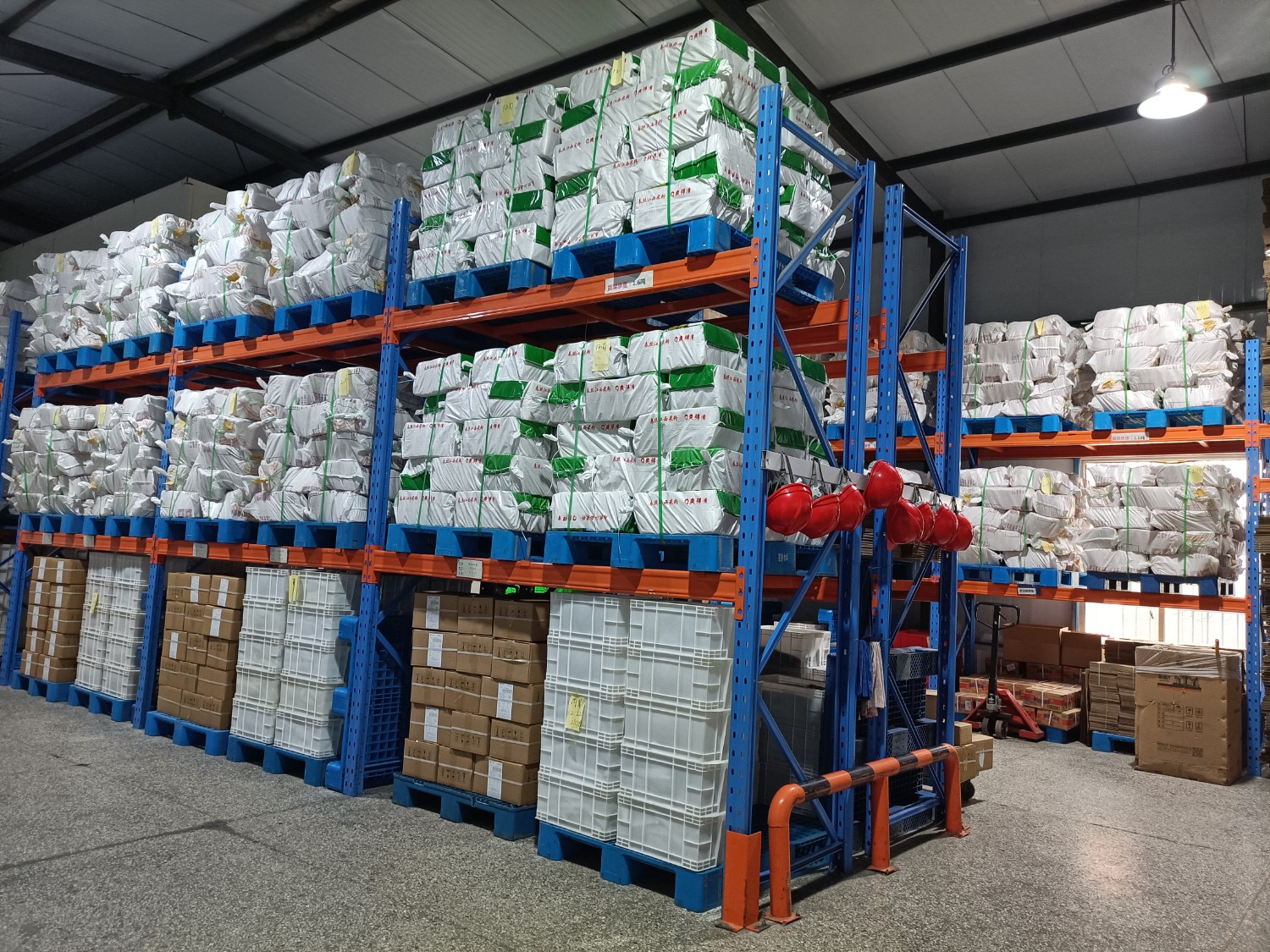 康德食品將中國味道通過傳統慢火熬制工藝和現代科技結合，為快餐界提供專業的廚房解決方案。公司提供貼牌定制，免費送技術的服務，開店無需大廚，簡易操作，快速標準化出餐。